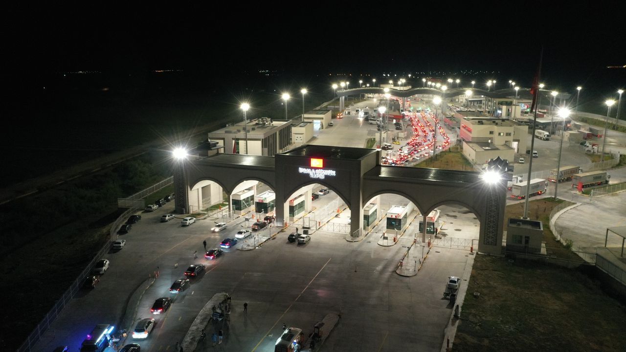 Dönüş yapan gurbetçiler sınır kapılarında araç kuyrukları oluşturdu 1