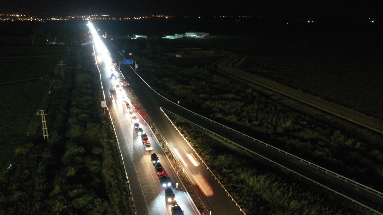 Dönüş yapan gurbetçiler sınır kapılarında araç kuyrukları oluşturdu 3