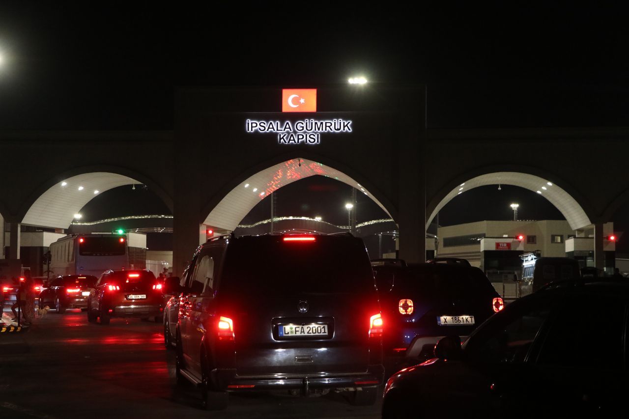 Dönüş yapan gurbetçiler sınır kapılarında araç kuyrukları oluşturdu 6