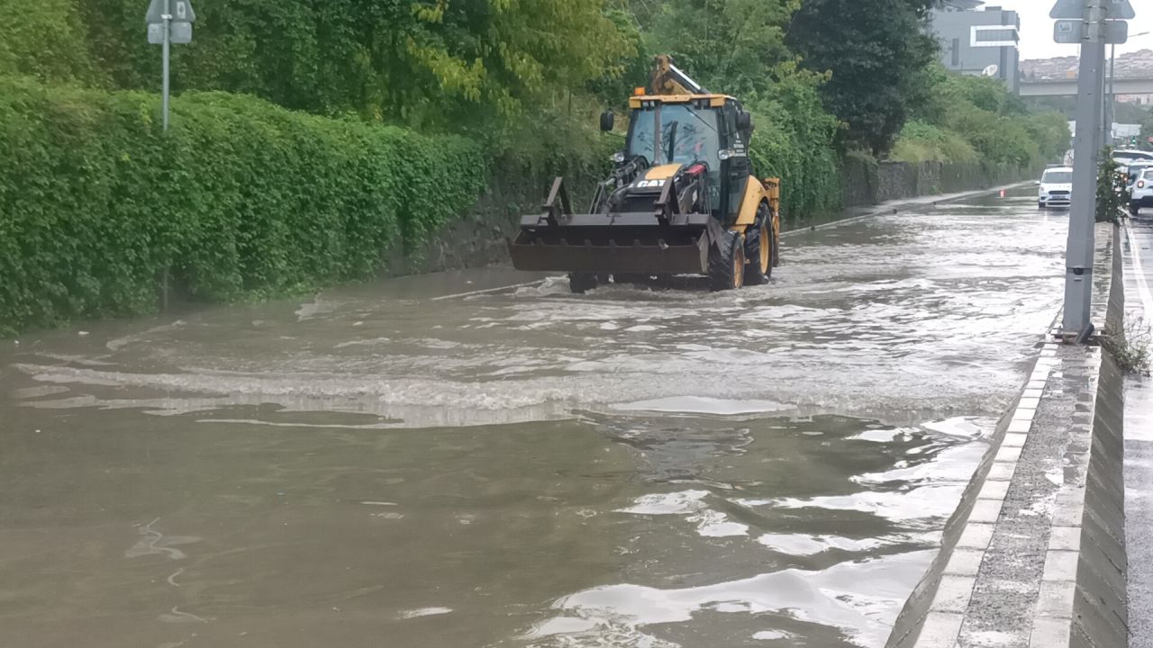 İstanbul'da sağanak bastırdı: Yollar göle döndü! 3