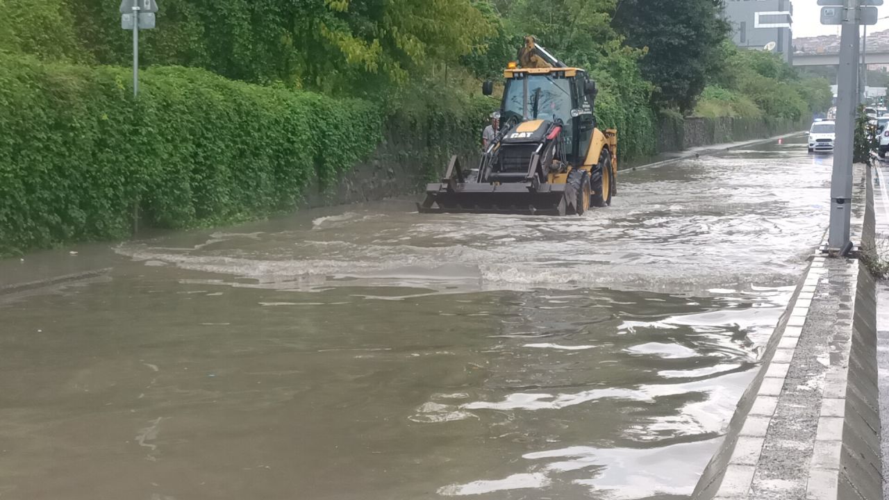 İstanbul'da sağanak bastırdı: Yollar göle döndü! 2