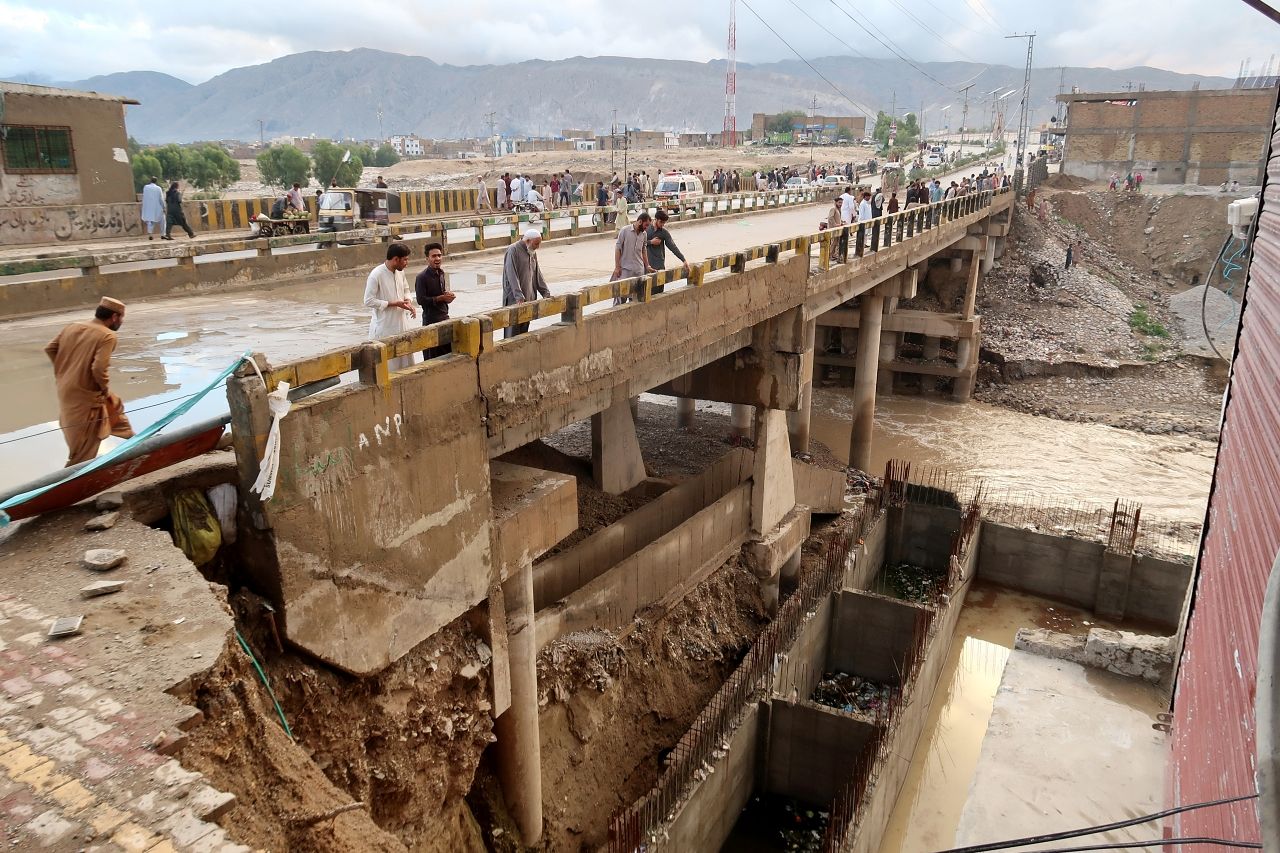 Pakistan'da sel felaketi: Ölü sayısı 982'ye çıktı! Korkunç görüntüler geliyor... 8