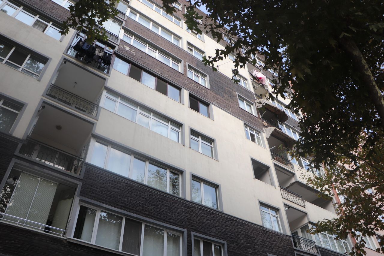 Eve pencereden girmeye çalışınca 8. kattan apartman boşluğuna düştü! 1