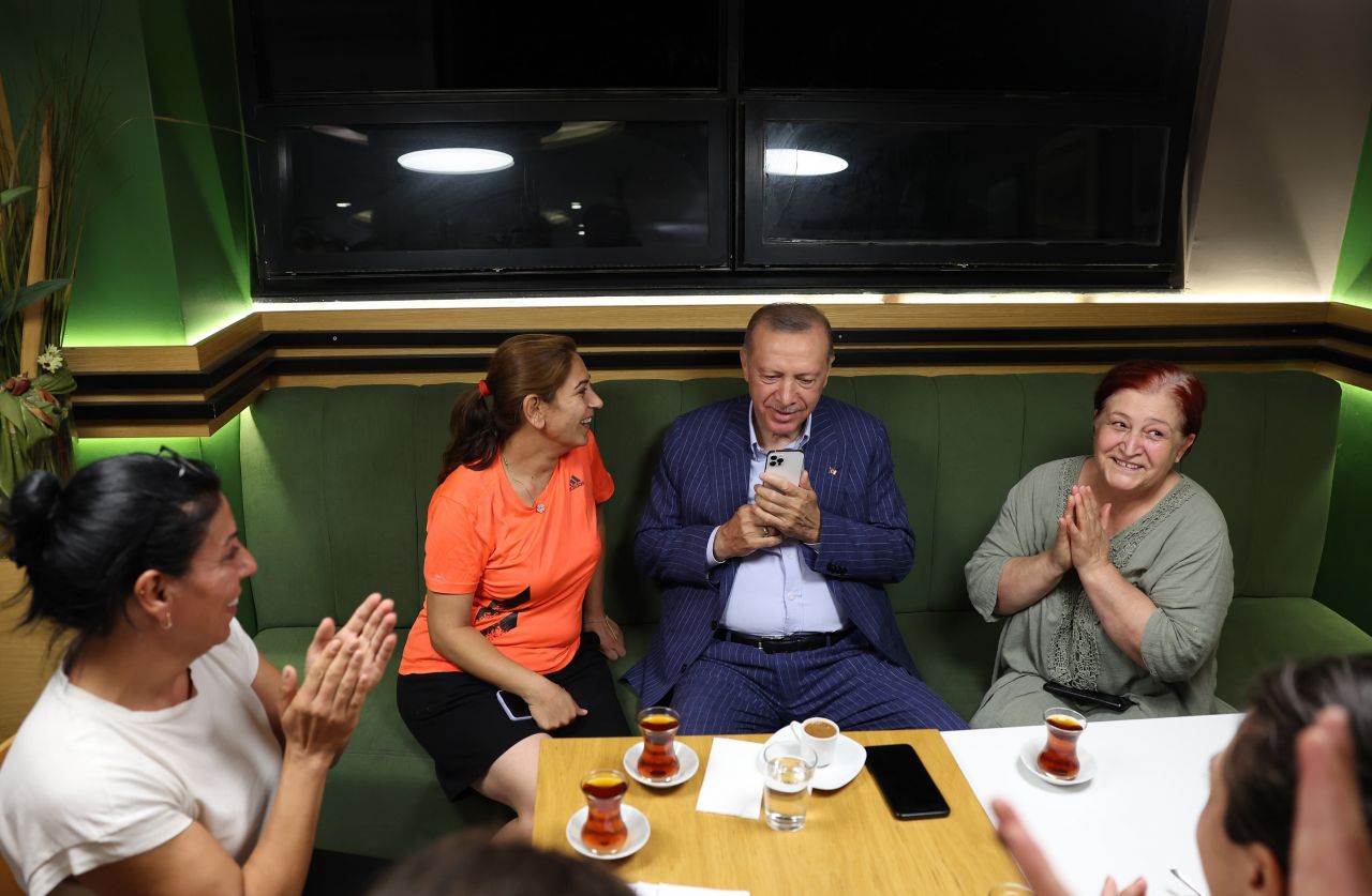 Cumhurbaşkanı Erdoğan'ın pastanede vatandaşlarla buluşması renkli görüntülere sahne oldu! 1
