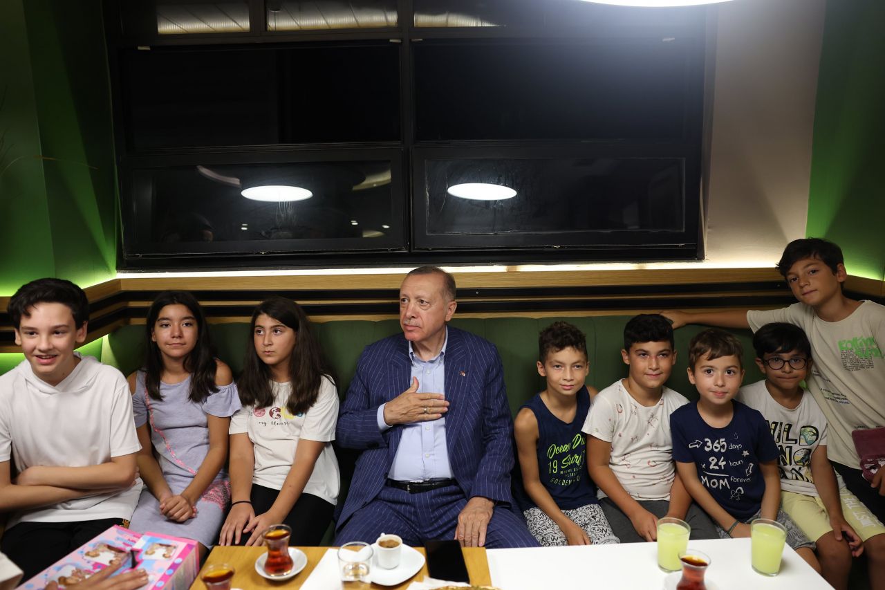 Cumhurbaşkanı Erdoğan'ın pastanede vatandaşlarla buluşması renkli görüntülere sahne oldu! 2