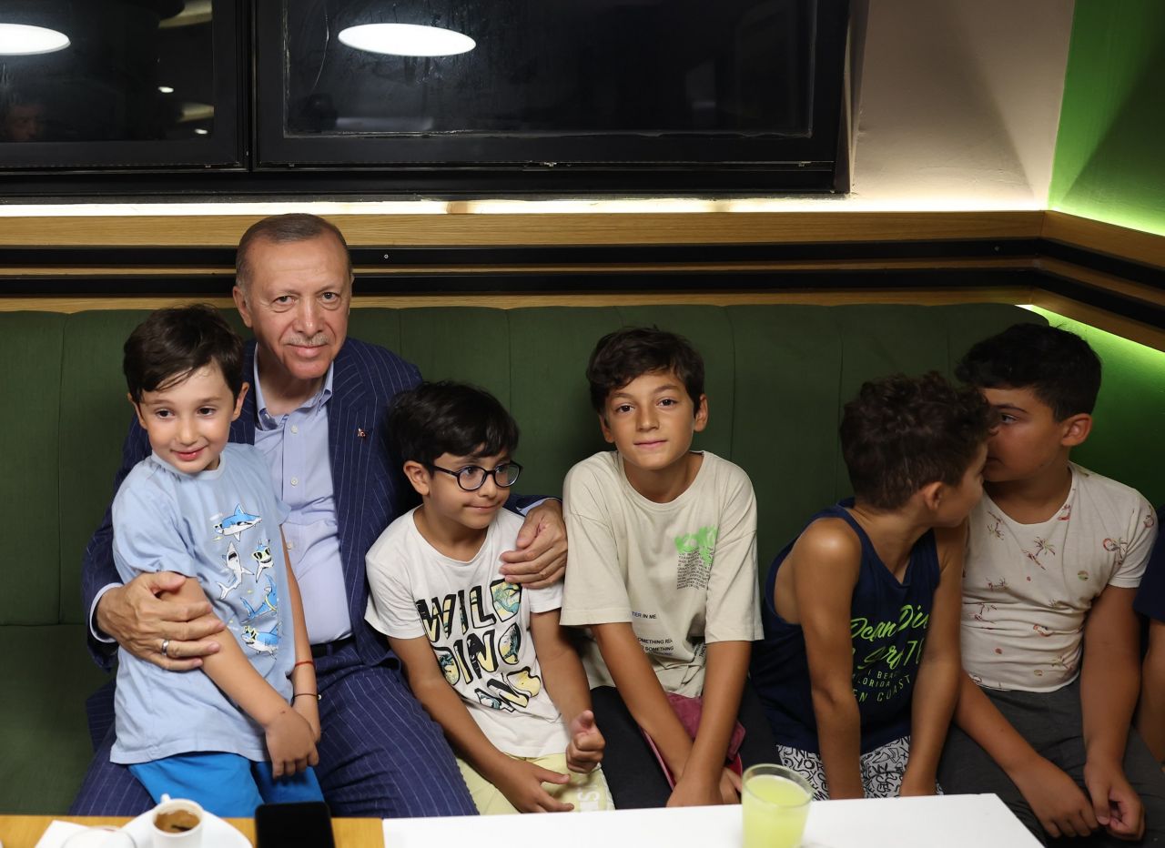 Cumhurbaşkanı Erdoğan'ın pastanede vatandaşlarla buluşması renkli görüntülere sahne oldu! 3