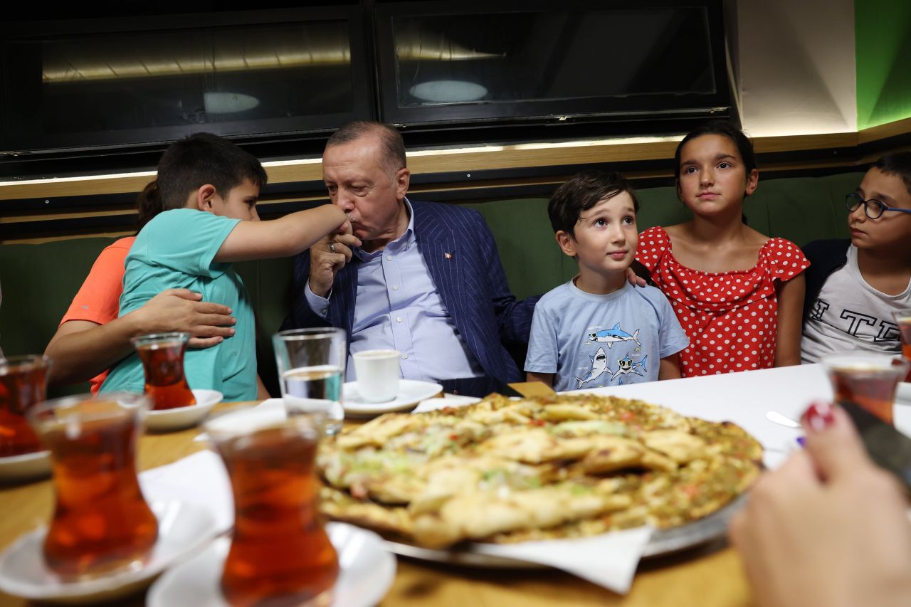 Cumhurbaşkanı Erdoğan'ın pastanede vatandaşlarla buluşması renkli görüntülere sahne oldu! 4