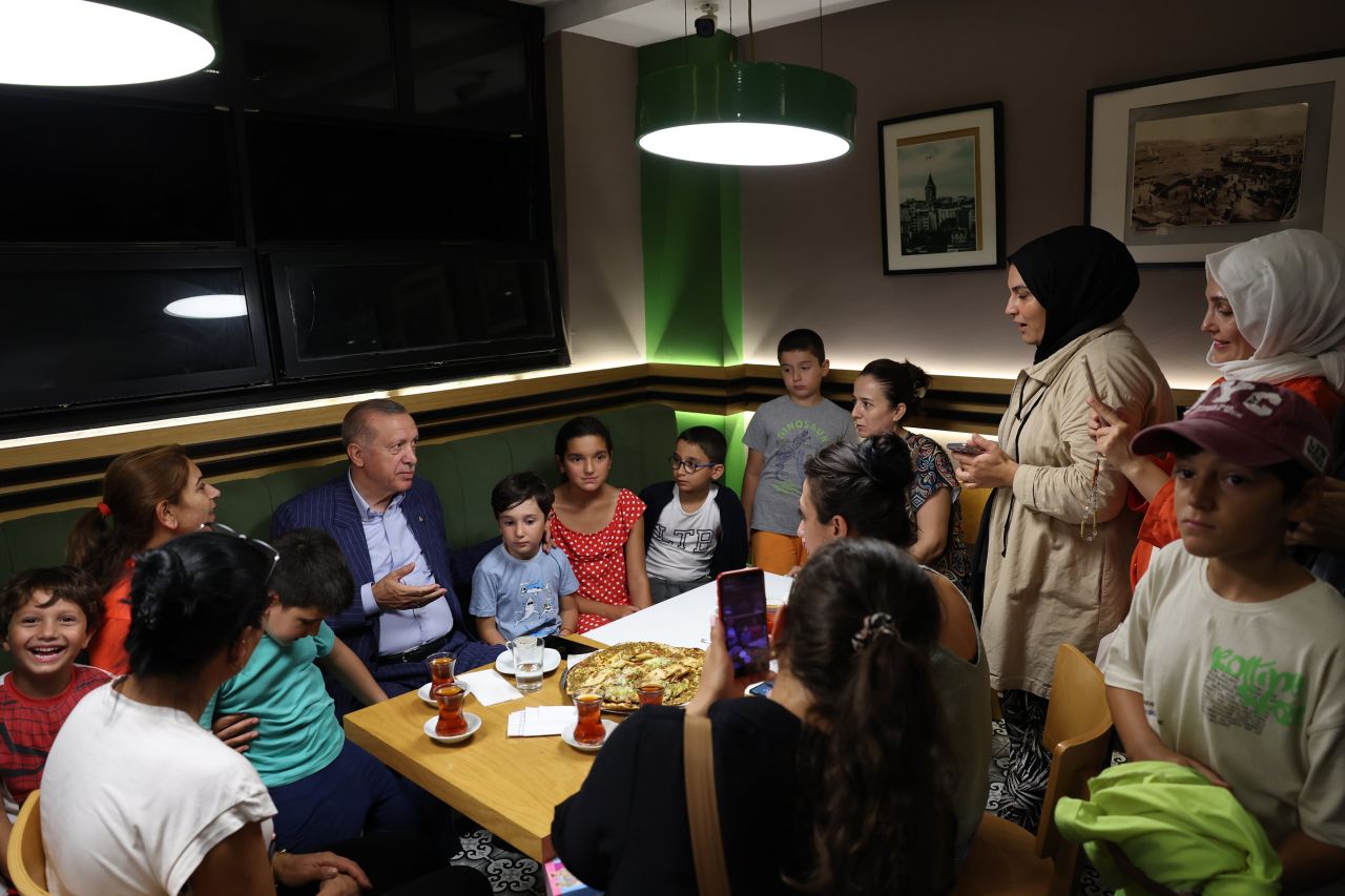Cumhurbaşkanı Erdoğan'ın pastanede vatandaşlarla buluşması renkli görüntülere sahne oldu! 5