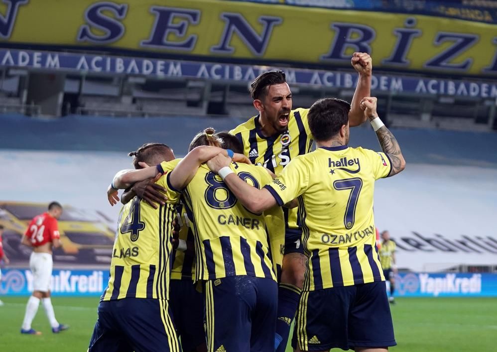Fenerbahçeli yıldızın yeni takımı belli oldu! Teknik direktörü resmen açıkladı... 5