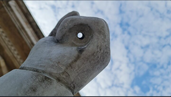 Selçuklu askeri heykelindeki mızrağı çaldılar 9