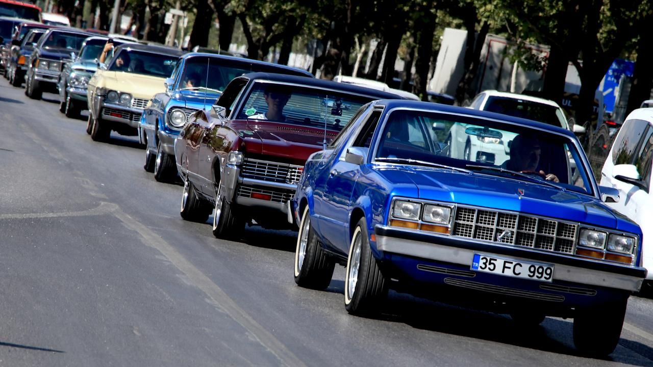 Konya'da klasik otomobiller 30 Ağustos için şehri gezdi 1