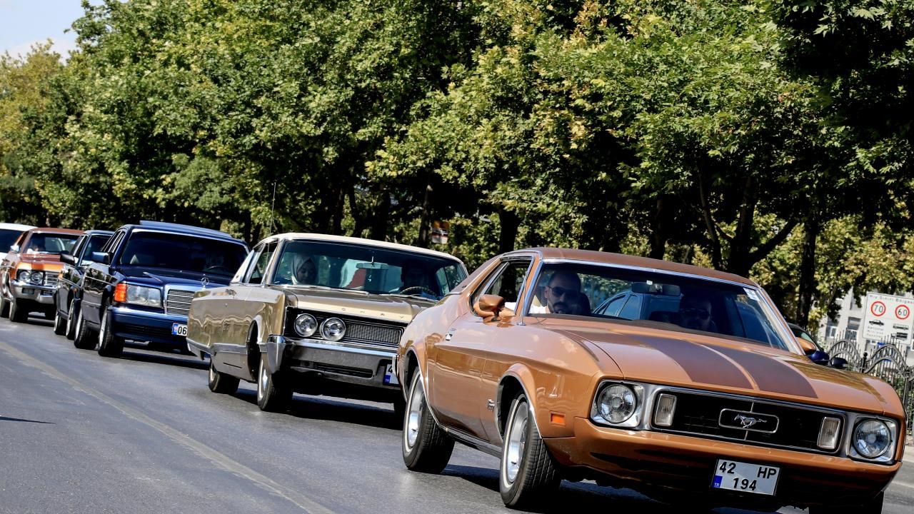 Konya'da klasik otomobiller 30 Ağustos için şehri gezdi 2