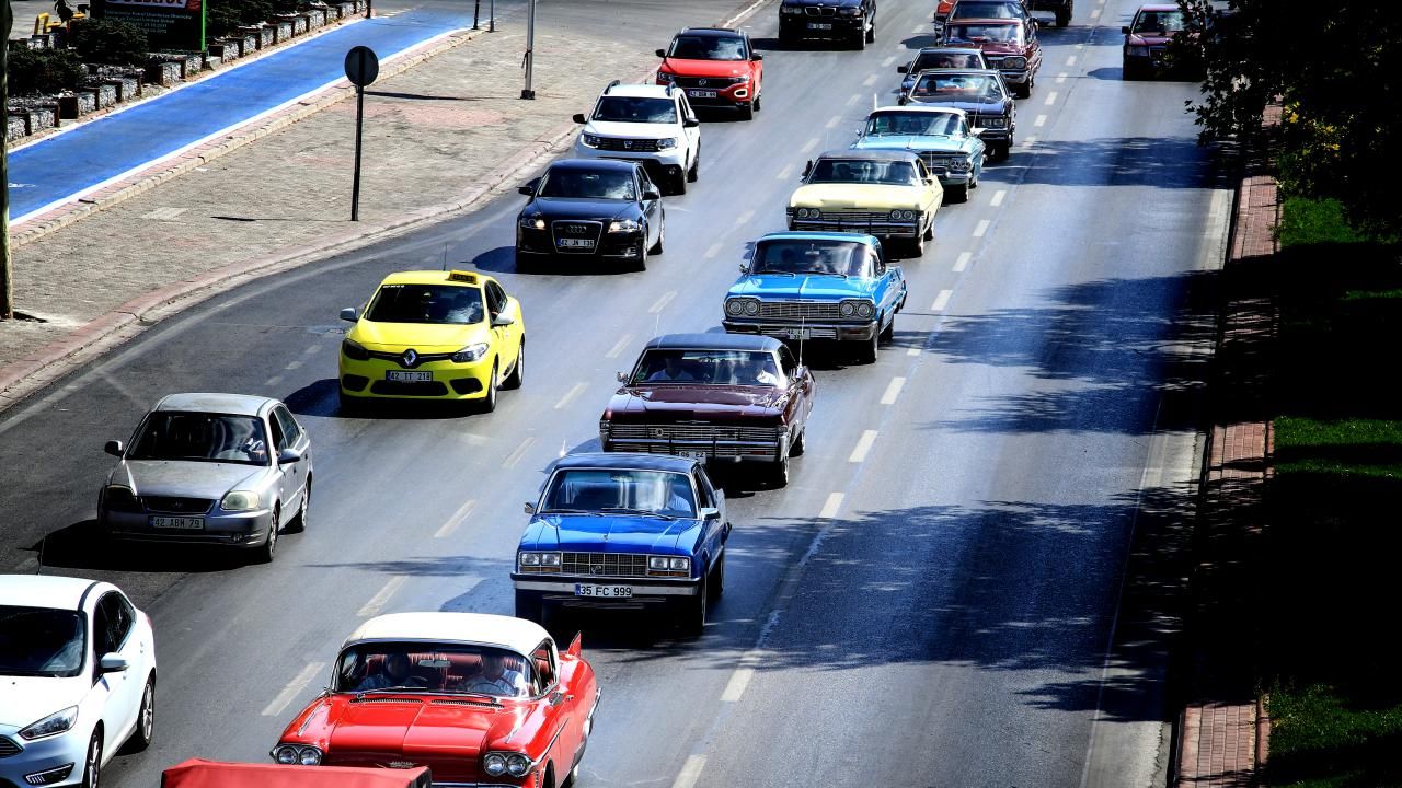Konya'da klasik otomobiller 30 Ağustos için şehri gezdi 3