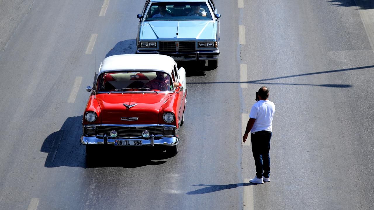 Konya'da klasik otomobiller 30 Ağustos için şehri gezdi 4