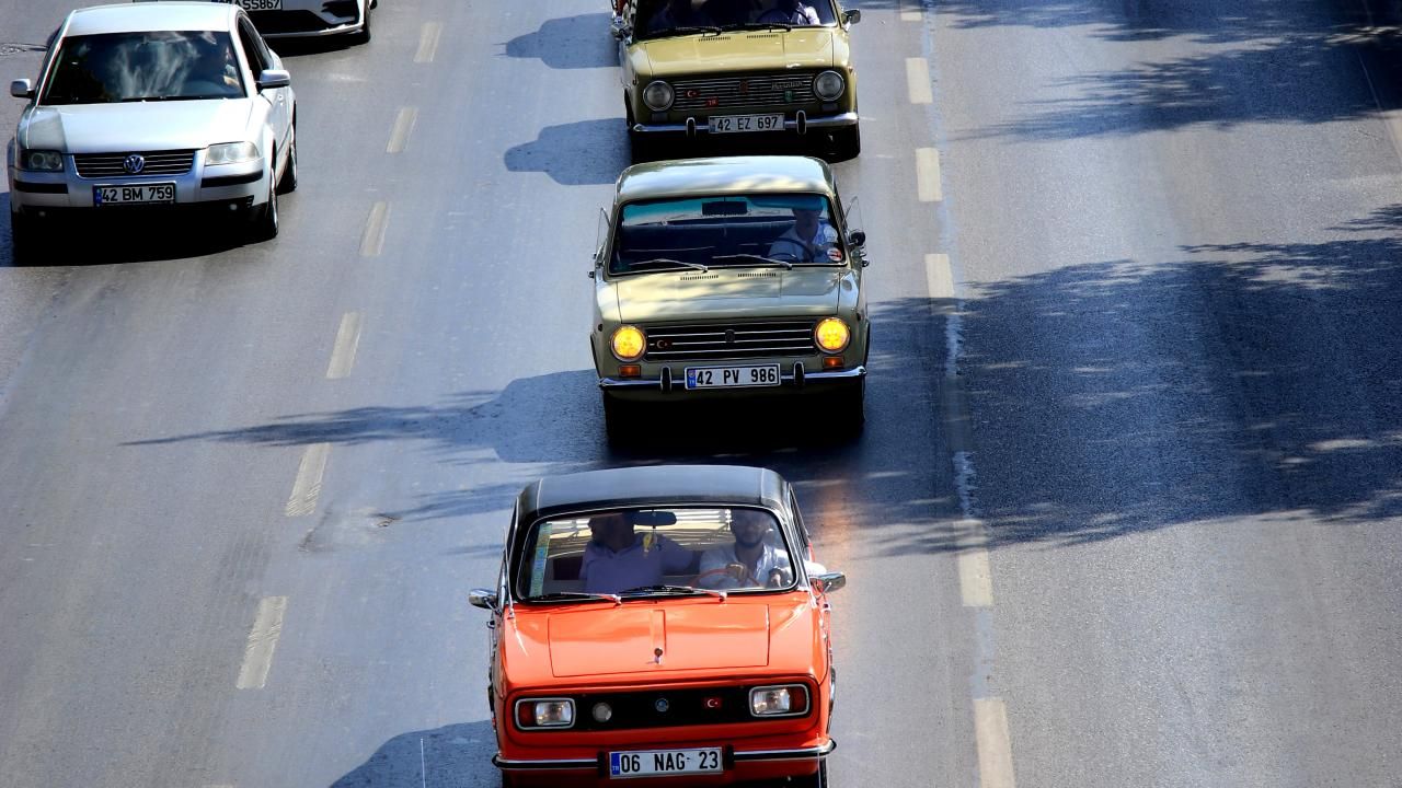 Konya'da klasik otomobiller 30 Ağustos için şehri gezdi 5