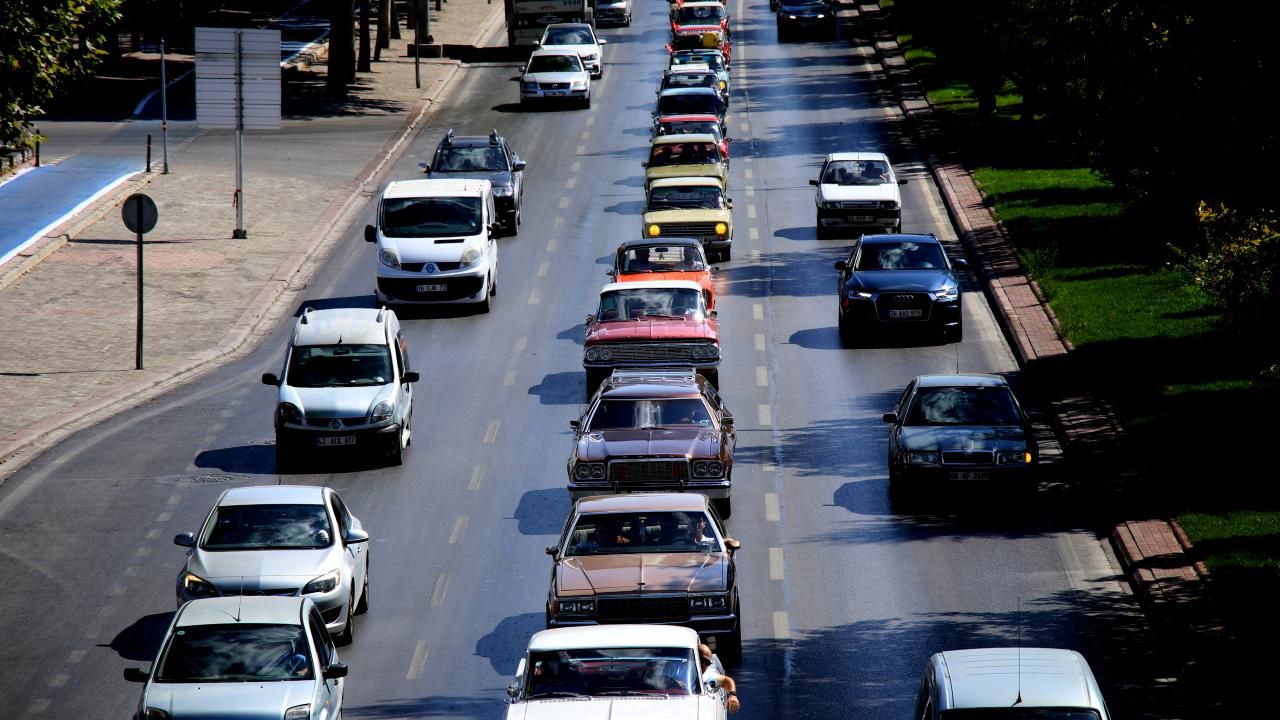 Konya'da klasik otomobiller 30 Ağustos için şehri gezdi 6