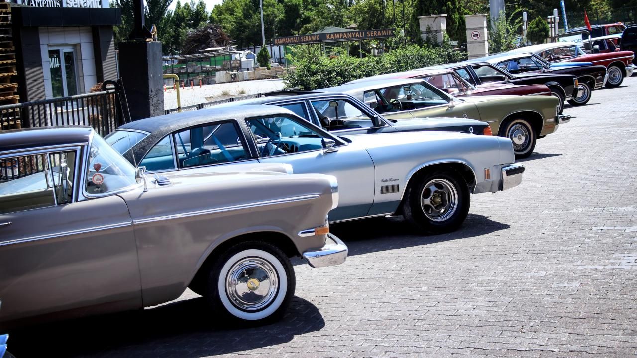 Konya'da klasik otomobiller 30 Ağustos için şehri gezdi 7
