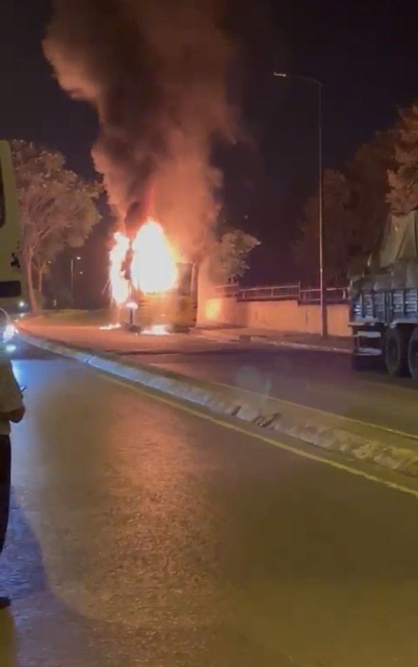 Tuzla'da korku dolu anlar: İETT otobüsü alevlere teslim oldu! 1