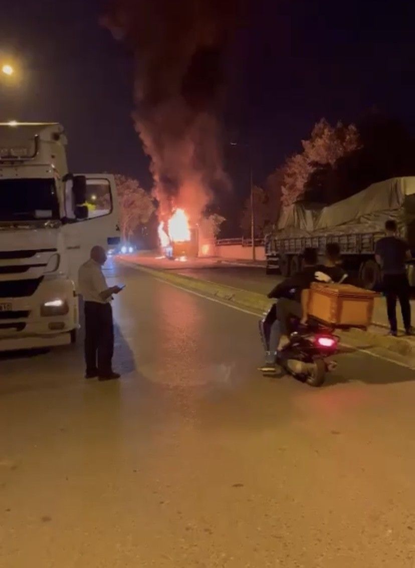 Tuzla'da korku dolu anlar: İETT otobüsü alevlere teslim oldu! 2