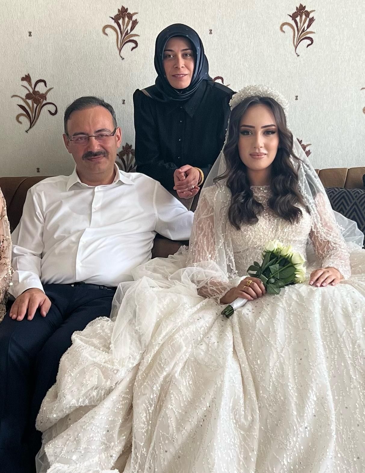 Aşiret düğününde gelin ve damada takılan takılar dudak uçuklattı 5