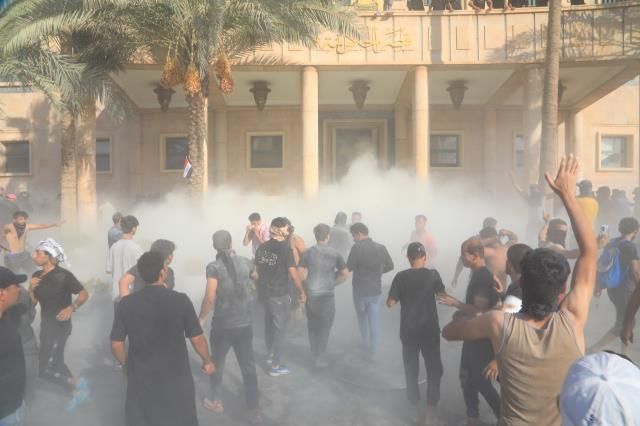 Irak'ta Sadr destekçileri hükümet sarayını basıp havuza girdi 1