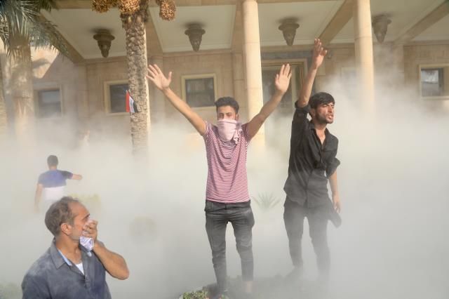 Irak'ta Sadr destekçileri hükümet sarayını basıp havuza girdi 2