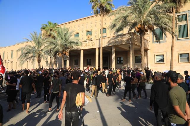 Irak'ta Sadr destekçileri hükümet sarayını basıp havuza girdi 3