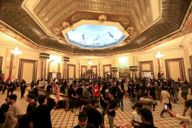 Irak'ta Sadr destekçileri hükümet sarayını basıp havuza girdi 4