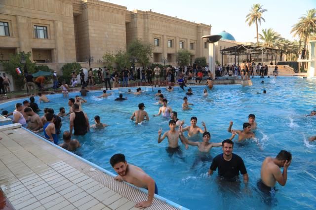 Irak'ta Sadr destekçileri hükümet sarayını basıp havuza girdi 5