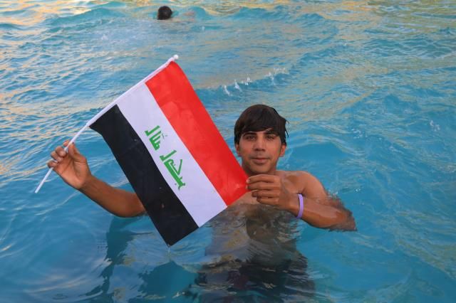 Irak'ta Sadr destekçileri hükümet sarayını basıp havuza girdi 7
