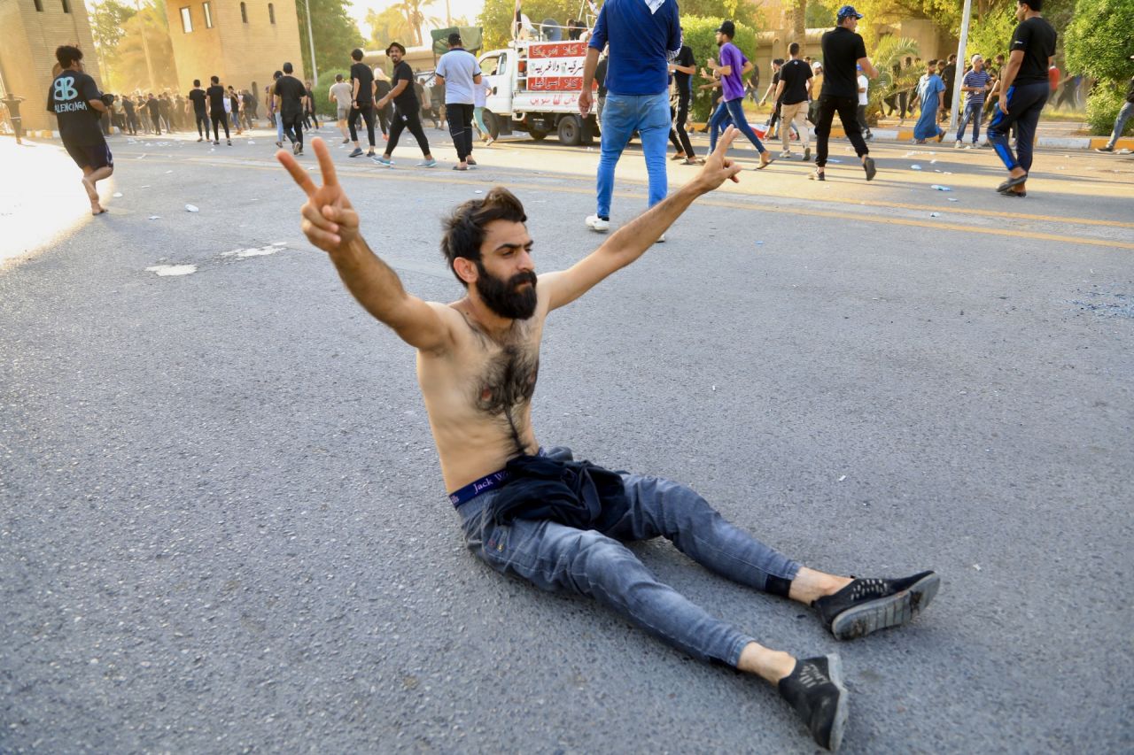 Sadr siyasetten çekildi, Irak karıştı: Ölü ve yaralılar var! 2