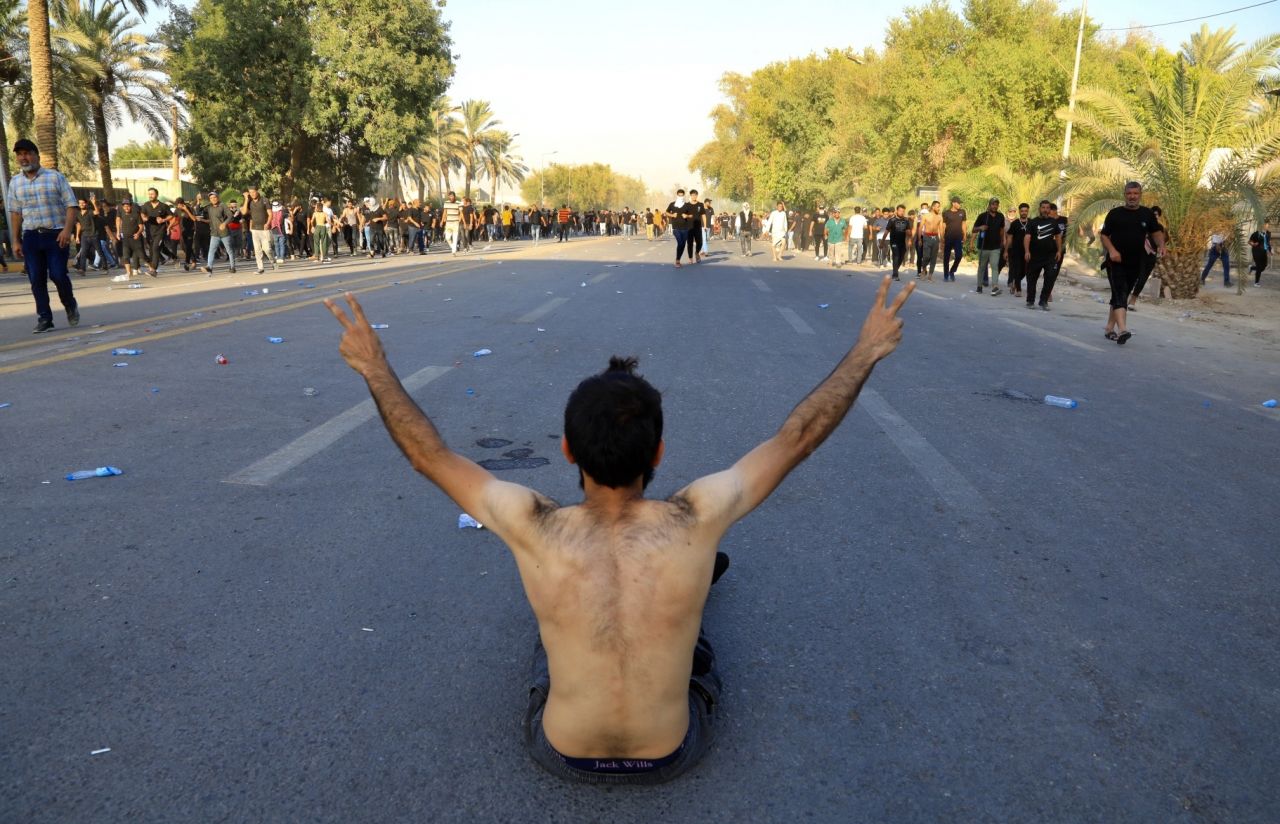 Sadr siyasetten çekildi, Irak karıştı: Ölü ve yaralılar var! 3