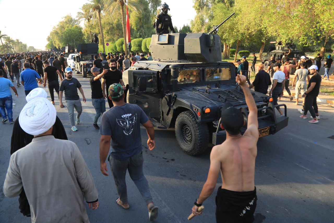 Sadr siyasetten çekildi, Irak karıştı: Ölü ve yaralılar var! 4