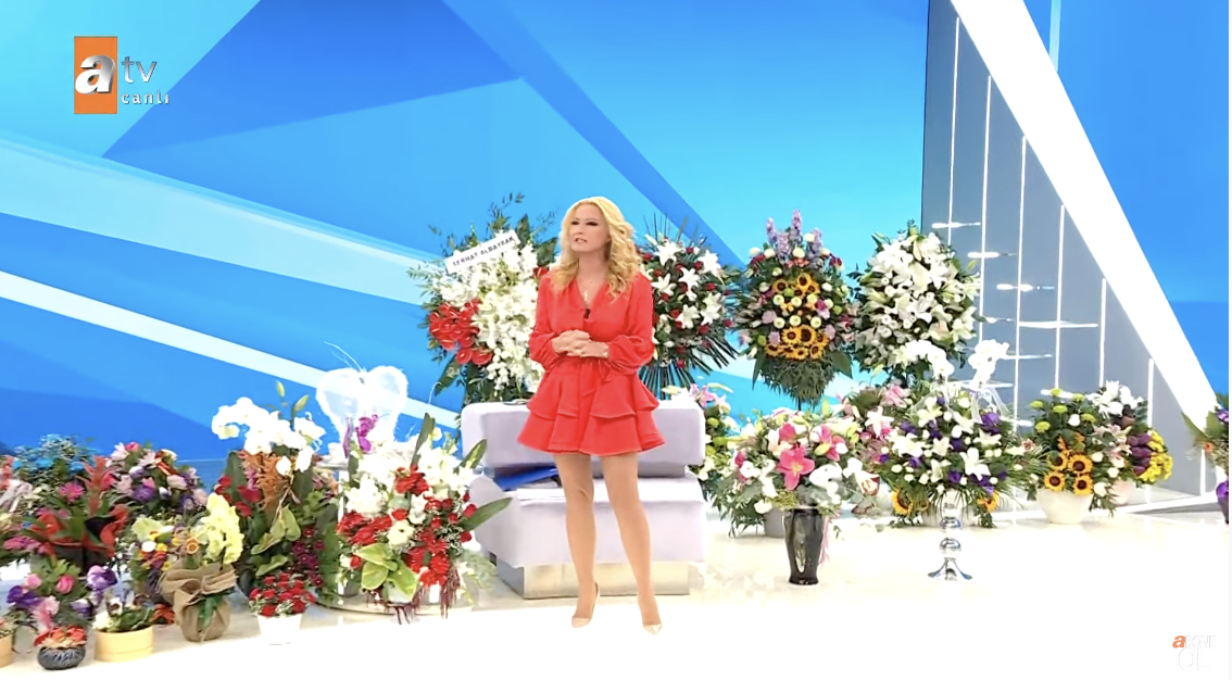 Canlı yayında romantik anlar! Eşinden gelen çiçekteki notu okuyan Müge Anlı aşkını haykırdı 1