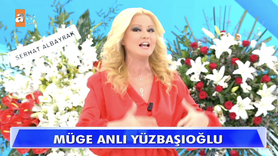 Canlı yayında romantik anlar! Eşinden gelen çiçekteki notu okuyan Müge Anlı aşkını haykırdı 4