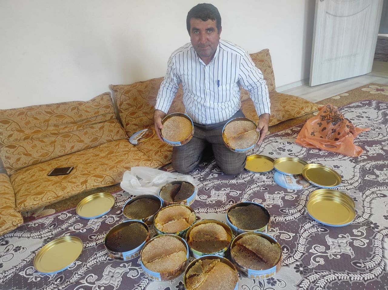Batman'da mide ve bağırsak rahatsızlıklarına iyi gelen ağaç balının kilosu bin 500 liradan satılıyor 1