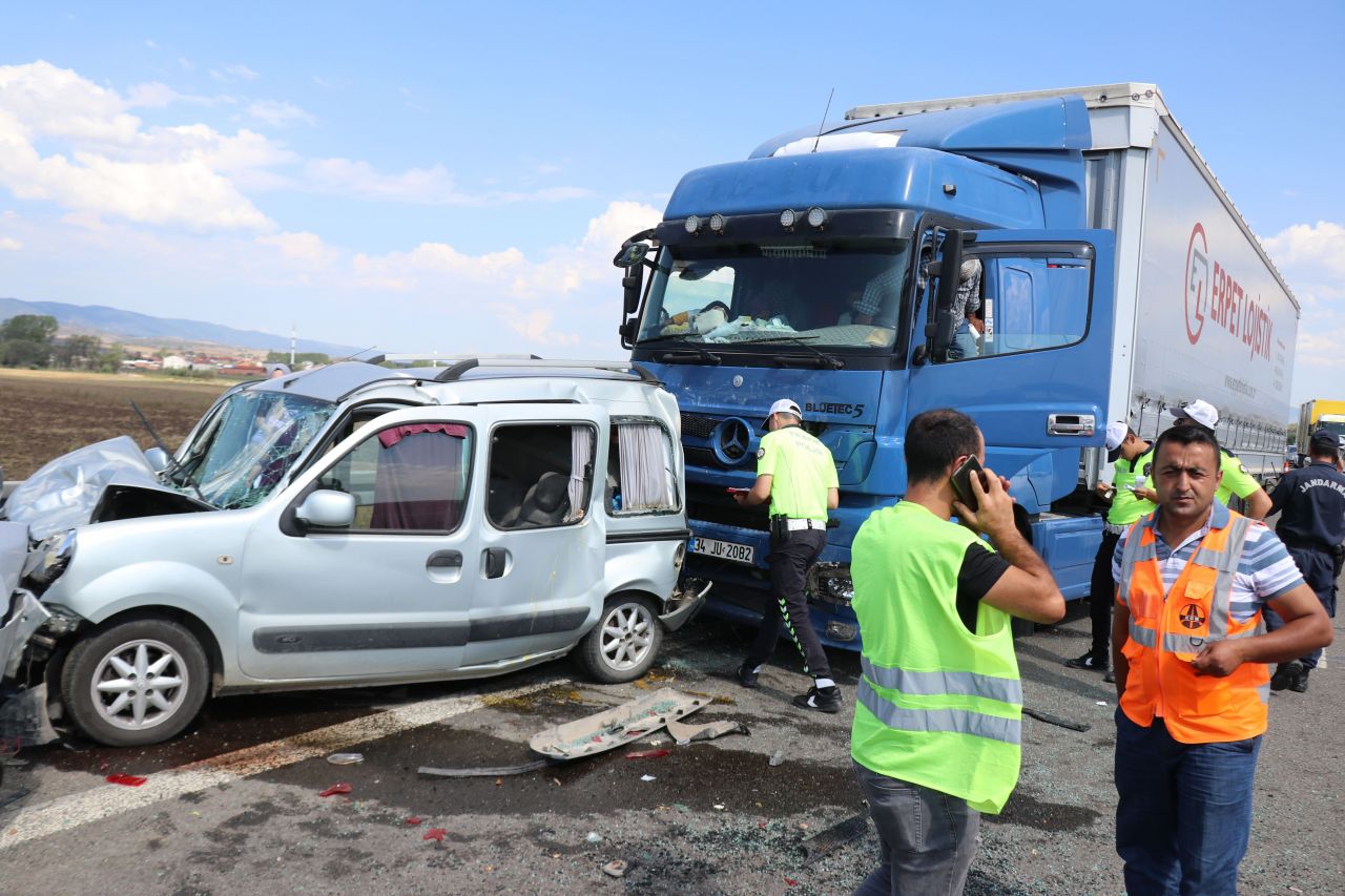 6 araç birbirine girdi, TEM Otoyolu savaş alanına döndü 2
