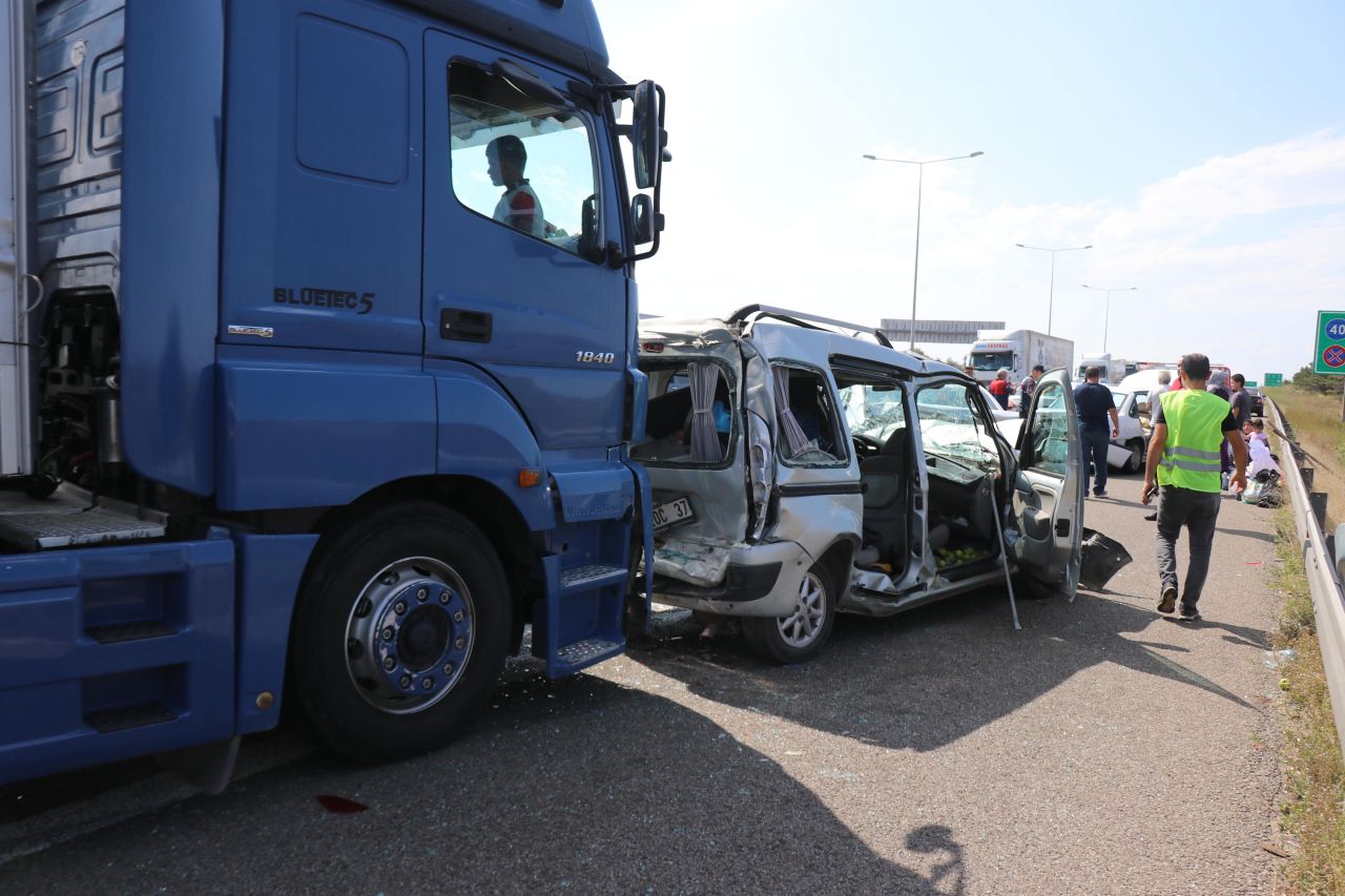 6 araç birbirine girdi, TEM Otoyolu savaş alanına döndü 4