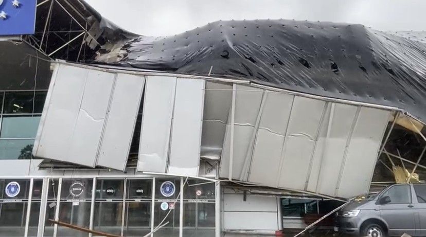Bursa'da korku dolu anlar: Yıldırım otobüs terminaline düştü! Çatı çöktü, ağaçlar yıkıldı! 4