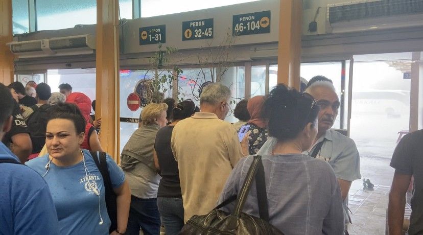 Bursa'da korku dolu anlar: Yıldırım otobüs terminaline düştü! Çatı çöktü, ağaçlar yıkıldı! 14