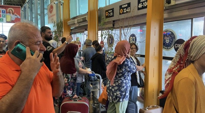 Bursa'da korku dolu anlar: Yıldırım otobüs terminaline düştü! Çatı çöktü, ağaçlar yıkıldı! 13