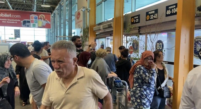 Bursa'da korku dolu anlar: Yıldırım otobüs terminaline düştü! Çatı çöktü, ağaçlar yıkıldı! 12