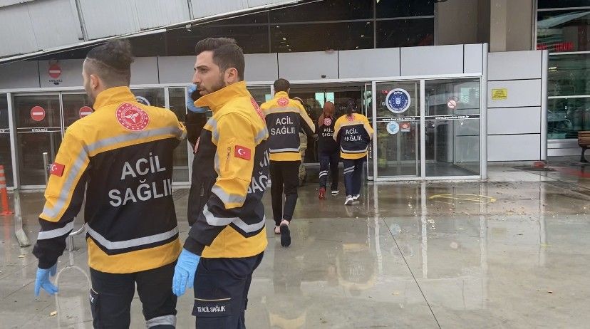 Bursa'da korku dolu anlar: Yıldırım otobüs terminaline düştü! Çatı çöktü, ağaçlar yıkıldı! 11