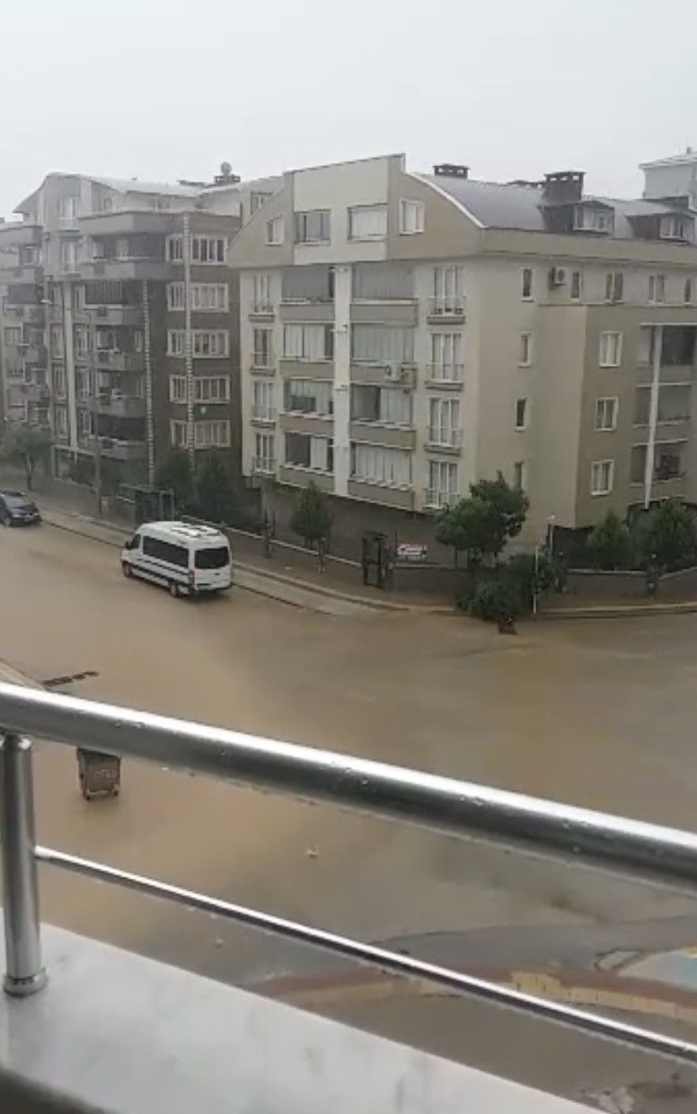 Bursa'da korku dolu anlar: Yıldırım otobüs terminaline düştü! Çatı çöktü, ağaçlar yıkıldı! 2