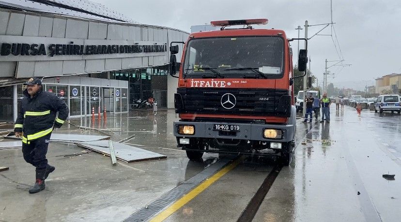 Bursa'da korku dolu anlar: Yıldırım otobüs terminaline düştü! Çatı çöktü, ağaçlar yıkıldı! 10
