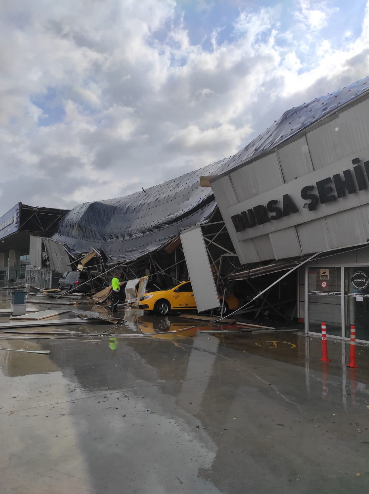 Bursa'da korku dolu anlar: Yıldırım otobüs terminaline düştü! Çatı çöktü, ağaçlar yıkıldı! 6