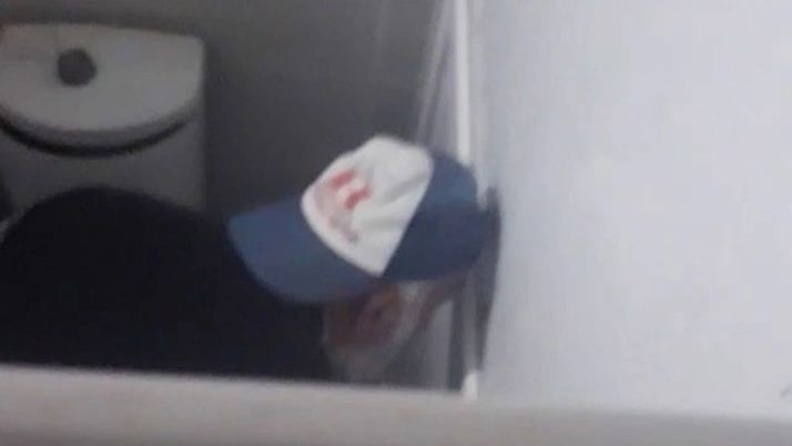 Bolu'da mide bulandıran olay: Yaşlı adam tuvaletin deliğinden çocukları izlerken yakalandı! 1
