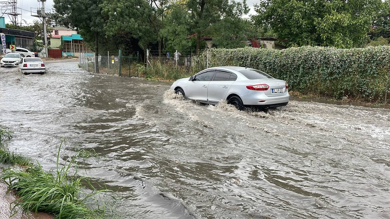 Bursa'da sağanak sel oldu! Ev ve iş yerlerini su bastı 1