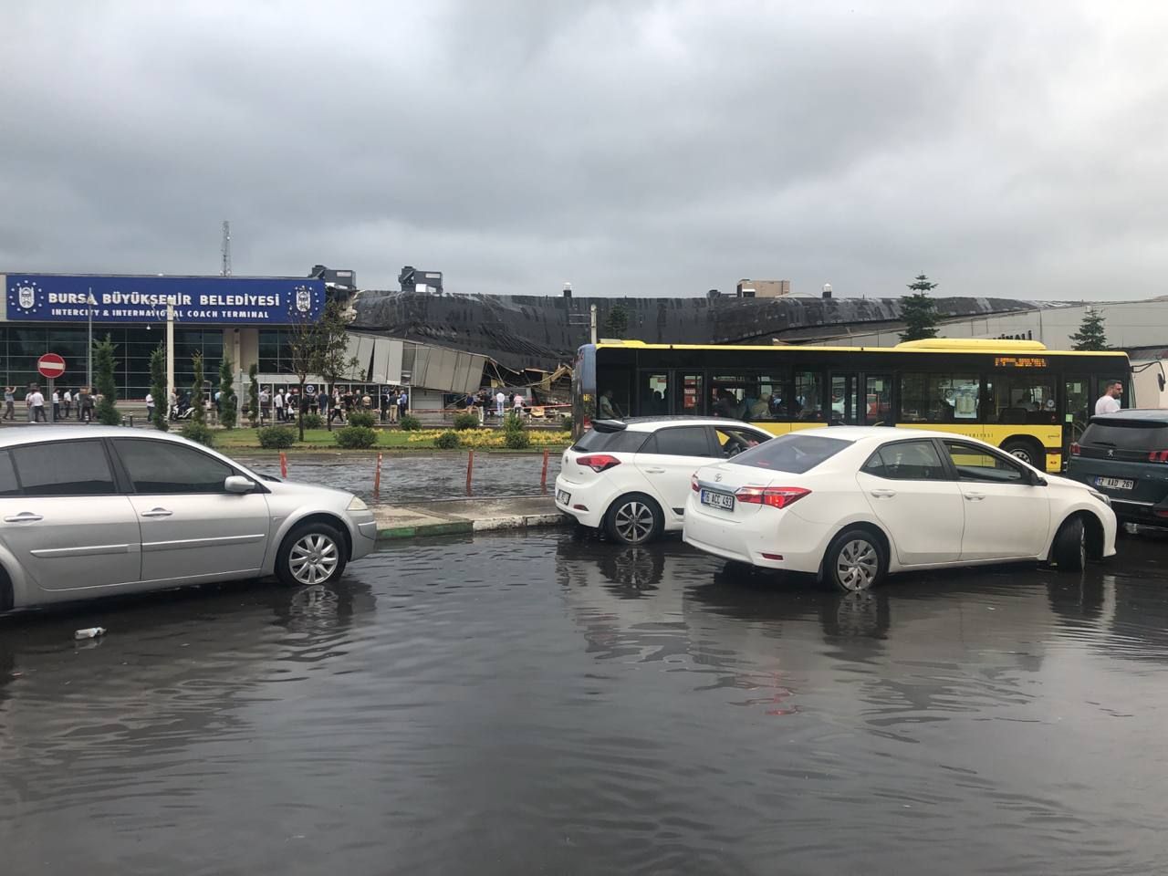 Bursa'da sağanak sel oldu! Ev ve iş yerlerini su bastı 4