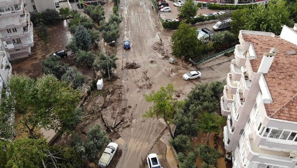 Mudanya'da kara ile deniz birleşti! Ortalık savaş alanına döndü 1
